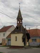 https://upload.wikimedia.org/wikipedia/commons/thumb/1/13/Dra%C5%BE%C5%AFvky_-_kaple.JPG/800px-Dra%C5%BE%C5%AFvky_-_kaple.JPG