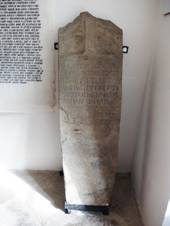 https://upload.wikimedia.org/wikipedia/commons/thumb/a/a2/%C5%A0ardice%2C_sm%C3%ADr%C4%8D%C3%AD_k%C3%A1men.jpg/800px-%C5%A0ardice%2C_sm%C3%ADr%C4%8D%C3%AD_k%C3%A1men.jpg