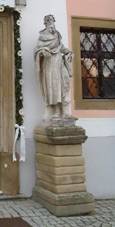 https://upload.wikimedia.org/wikipedia/commons/thumb/a/a8/%C5%BDaro%C5%A1ice%2C_vchod_do_kostela_a_sochy_sv._Petra%2C_Pavla_a_Anny.jpg/800px-%C5%BDaro%C5%A1ice%2C_vchod_do_kostela_a_sochy_sv._Petra%2C_Pavla_a_Anny.jpg