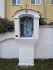 https://upload.wikimedia.org/wikipedia/commons/thumb/4/46/%C5%BDaro%C5%A1ice%2C_zastaven%C3%AD_k%C5%99%C3%AD%C5%BEov%C3%A9_cesty_04.jpg/800px-%C5%BDaro%C5%A1ice%2C_zastaven%C3%AD_k%C5%99%C3%AD%C5%BEov%C3%A9_cesty_04.jpg