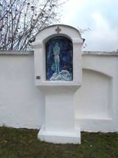 https://upload.wikimedia.org/wikipedia/commons/thumb/1/1a/%C5%BDaro%C5%A1ice%2C_zastaven%C3%AD_k%C5%99%C3%AD%C5%BEov%C3%A9_cesty_10.jpg/800px-%C5%BDaro%C5%A1ice%2C_zastaven%C3%AD_k%C5%99%C3%AD%C5%BEov%C3%A9_cesty_10.jpg