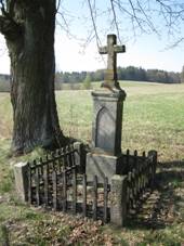 https://upload.wikimedia.org/wikipedia/commons/thumb/1/1c/Benetice_krizek_u_cesty.jpg/800px-Benetice_krizek_u_cesty.jpg