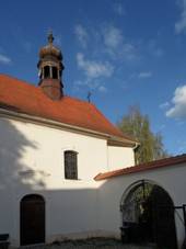 https://upload.wikimedia.org/wikipedia/commons/thumb/0/0d/Horka_II_D._Kaple-Brana.jpg/800px-Horka_II_D._Kaple-Brana.jpg