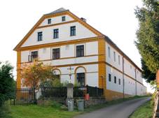https://upload.wikimedia.org/wikipedia/commons/thumb/6/65/Love%C4%8Dkovice%2C_Kn%C3%ADnice%2C_house_No_45.jpg/1280px-Love%C4%8Dkovice%2C_Kn%C3%ADnice%2C_house_No_45.jpg