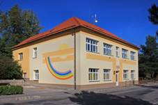 https://upload.wikimedia.org/wikipedia/commons/thumb/6/6c/Budislav%2C_school.jpg/1280px-Budislav%2C_school.jpg