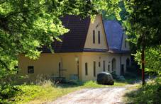 https://upload.wikimedia.org/wikipedia/commons/thumb/8/85/Budislav%2C_gamekeeper%27s_lodge.jpg/1280px-Budislav%2C_gamekeeper%27s_lodge.jpg