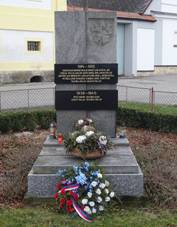 https://upload.wikimedia.org/wikipedia/commons/thumb/3/32/Pomn%C3%ADk_ob%C4%9Btem_v%C3%A1lek_%C4%8Cesk%C3%A9_He%C5%99manice.jpg/1280px-Pomn%C3%ADk_ob%C4%9Btem_v%C3%A1lek_%C4%8Cesk%C3%A9_He%C5%99manice.jpg