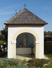 https://upload.wikimedia.org/wikipedia/commons/thumb/a/a7/Kapli%C4%8Dka_v_Doln%C3%ADm_%C3%9Ajezd%C4%9B.jpg/800px-Kapli%C4%8Dka_v_Doln%C3%ADm_%C3%9Ajezd%C4%9B.jpg