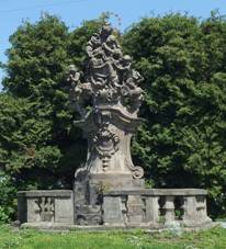 https://upload.wikimedia.org/wikipedia/commons/thumb/4/49/Doln%C3%AD_%C3%9Ajezd_%28SY%29%2C_souso%C5%A1%C3%AD_Panny_Marie.jpg/1280px-Doln%C3%AD_%C3%9Ajezd_%28SY%29%2C_souso%C5%A1%C3%AD_Panny_Marie.jpg