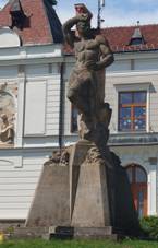 https://upload.wikimedia.org/wikipedia/commons/thumb/2/23/Doln%C3%AD_%C3%9Ajezd_%28SY%29%2C_socha_sedl%C3%A1ka.jpg/1280px-Doln%C3%AD_%C3%9Ajezd_%28SY%29%2C_socha_sedl%C3%A1ka.jpg