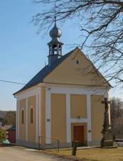 https://upload.wikimedia.org/wikipedia/commons/0/03/Kaple_svat%C3%A9ho_Flori%C3%A1na_v_Cakov%C4%9B_na_n%C3%A1vsi_%28Q72738479%29.jpg