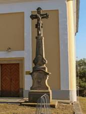 https://upload.wikimedia.org/wikipedia/commons/4/4b/K%C5%99%C3%AD%C5%BE_v_Cakov%C4%9B_p%C5%99ed_kapl%C3%AD_na_n%C3%A1vsi_%28Q72738475%29.jpg
