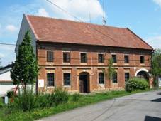 https://upload.wikimedia.org/wikipedia/commons/thumb/2/24/Venkovsk%C3%A1_usedlost_%28Chudob%C3%ADn%29.JPG/1280px-Venkovsk%C3%A1_usedlost_%28Chudob%C3%ADn%29.JPG