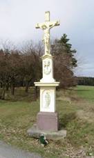 https://upload.wikimedia.org/wikipedia/commons/e/e6/K%C5%99%C3%AD%C5%BE_severn%C4%9B_od_Ha%C4%8Dek_u_silnice_%28Q72741132%29.jpg
