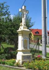 https://upload.wikimedia.org/wikipedia/commons/b/b9/K%C5%99%C3%AD%C5%BE_v_Ha%C4%8Dk%C3%A1ch_na_rozcest%C3%AD_%28Q72740573%29.jpg