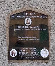 https://upload.wikimedia.org/wikipedia/commons/4/4d/Pam%C4%9Btn%C3%AD_desky_v_Ha%C4%8Dk%C3%A1ch_na_zdi_kaple_%28Q72738740%29_03.jpg