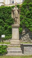 https://upload.wikimedia.org/wikipedia/commons/5/53/Socha_svat%C3%A9ho_Libora_v_Jesenci_p%C5%99ed_z%C3%A1mkem_%28Q37318390%29_02.jpg