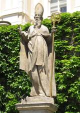 https://upload.wikimedia.org/wikipedia/commons/9/90/Socha_svat%C3%A9ho_Libora_v_Jesenci_p%C5%99ed_z%C3%A1mkem_%28Q37318390%29_01.jpg