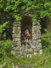 https://upload.wikimedia.org/wikipedia/commons/thumb/1/18/Mari%C3%A1nsk%C3%BD_olt%C3%A1%C5%99_nad_z%C3%A1mkem%2C_Jesenec%2C_okres_Prost%C4%9Bjov.jpg/800px-Mari%C3%A1nsk%C3%BD_olt%C3%A1%C5%99_nad_z%C3%A1mkem%2C_Jesenec%2C_okres_Prost%C4%9Bjov.jpg