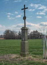 https://upload.wikimedia.org/wikipedia/commons/d/df/K%C5%99%C3%AD%C5%BE_v_Myslechovic%C3%ADch_severn%C4%9B_v_poli_%28Q94439365%29.jpg