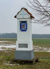 https://upload.wikimedia.org/wikipedia/commons/thumb/4/48/Bo%C5%99%C3%AD_muka_ve_T%C5%99ech_Dvorech_na_poln%C3%ADm_rozcest%C3%AD_%28Q72739844%29_03.jpg/1024px-Bo%C5%99%C3%AD_muka_ve_T%C5%99ech_Dvorech_na_poln%C3%ADm_rozcest%C3%AD_%28Q72739844%29_03.jpg