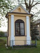https://upload.wikimedia.org/wikipedia/commons/thumb/3/36/V%C3%BDklenkov%C3%A1.kaple.sv.Floriana.jpg/800px-V%C3%BDklenkov%C3%A1.kaple.sv.Floriana.jpg