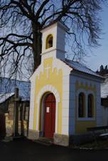 https://upload.wikimedia.org/wikipedia/commons/thumb/e/e3/Klis%C3%ADn_%28Milevsko%29._Kaple_sv._Trojice_z_roku_1861._%282%29.jpg/800px-Klis%C3%ADn_%28Milevsko%29._Kaple_sv._Trojice_z_roku_1861._%282%29.jpg