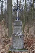 https://upload.wikimedia.org/wikipedia/commons/thumb/a/a4/Sob%C4%9Bdra%C5%BE._Okres_P%C3%ADsek._K%C5%99%C3%AD%C5%BE_u_silnice_z_obce._%281%29.jpg/800px-Sob%C4%9Bdra%C5%BE._Okres_P%C3%ADsek._K%C5%99%C3%AD%C5%BE_u_silnice_z_obce._%281%29.jpg