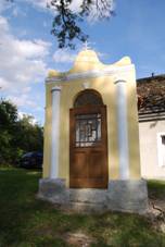 https://upload.wikimedia.org/wikipedia/commons/thumb/4/49/Srl%C3%ADn_%28_Bernartice%29_%287.%29.jpg/800px-Srl%C3%ADn_%28_Bernartice%29_%287.%29.jpg