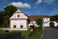 https://upload.wikimedia.org/wikipedia/commons/thumb/f/ff/Srl%C3%ADn_%28_Bernartice%29_%282.%29.jpg/1280px-Srl%C3%ADn_%28_Bernartice%29_%282.%29.jpg