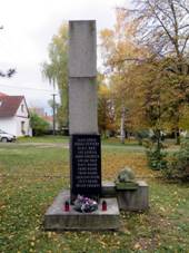 Obec Ostr� � pomn�k padl�m (2016) 02.jpg