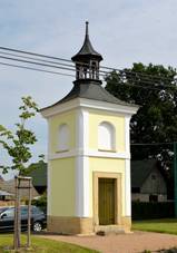 https://upload.wikimedia.org/wikipedia/commons/thumb/7/78/Chlum%C3%ADn_%28Kn%C4%9B%C5%BEmost%29_09.jpg/800px-Chlum%C3%ADn_%28Kn%C4%9B%C5%BEmost%29_09.jpg