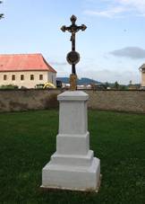 https://upload.wikimedia.org/wikipedia/commons/thumb/1/15/Loukovec%2C_star%C3%BD_nov%C3%BD_k%C5%99%C3%AD%C5%BEek_u_kostela_-_panoramio.jpg/800px-Loukovec%2C_star%C3%BD_nov%C3%BD_k%C5%99%C3%AD%C5%BEek_u_kostela_-_panoramio.jpg