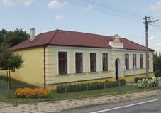 https://upload.wikimedia.org/wikipedia/commons/thumb/c/ca/Overview_of_school_in_D%C4%9Bdice%2C_T%C5%99eb%C3%AD%C4%8D_District.jpg/1280px-Overview_of_school_in_D%C4%9Bdice%2C_T%C5%99eb%C3%AD%C4%8D_District.jpg