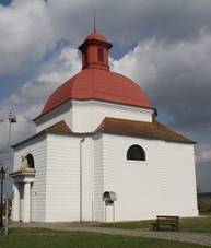 Overview of chapel of the Holy Cross in Dale�ice, T�eb�� District.jpg