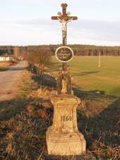 https://upload.wikimedia.org/wikipedia/commons/a/ab/Dukovany_-_K%C5%99%C3%AD%C5%BE_na_cest%C4%9B_do_Jamolic.jpg