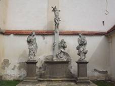 https://upload.wikimedia.org/wikipedia/commons/thumb/f/fa/Moravsk%C3%BD_Krumlov%2C_souso%C5%A1%C3%AD_Piety.JPG/1024px-Moravsk%C3%BD_Krumlov%2C_souso%C5%A1%C3%AD_Piety.JPG
