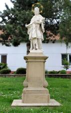 https://upload.wikimedia.org/wikipedia/commons/thumb/e/e2/Moravsk%C3%BD_Krumlov%2C_Rak%C5%A1ice%2C_statue.jpg/800px-Moravsk%C3%BD_Krumlov%2C_Rak%C5%A1ice%2C_statue.jpg