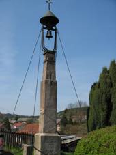 https://upload.wikimedia.org/wikipedia/commons/thumb/f/f4/Zvoni%C4%8Dka_ve_Zbe%C4%8Dn%C3%ADku.jpg/800px-Zvoni%C4%8Dka_ve_Zbe%C4%8Dn%C3%ADku.jpg