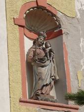 File:So�ka v nice kostela, Horn� Blatn� (1).JPG