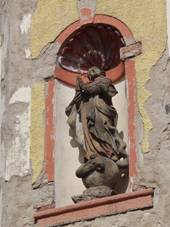 File:So�ka v nice kostela, Horn� Blatn� (3).JPG