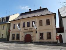 File:M욝ansk� d�m 4, Horn� Blatn�.JPG