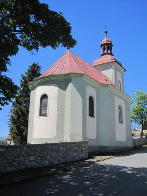 kaple od jihov�chodu - kv�ten 2011