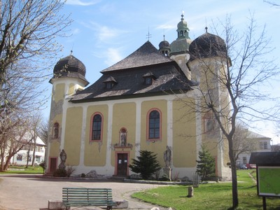 hlavn� z�padn� pr��el� kostela - duben 2010