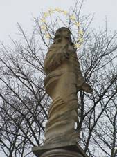 Sloup se sochou Panny Marie p�ed kostelem sv. Martina v Nejdku (2).jpg