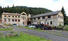 File:Merkl�n, Pstru��, old factory.jpg