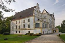 File:2014 Barto�ovice, Zamek 10.jpg