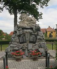 Chote� U Pardubic pomn�k padl�ch.JPG