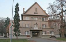 T�locvi�na - sokolovna (Doln� Rove�).JPG
