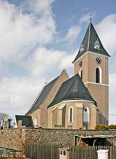 https://upload.wikimedia.org/wikipedia/commons/thumb/e/ec/Kostel_v_D%C5%99%C3%ADt%C4%8Di.jpg/800px-Kostel_v_D%C5%99%C3%ADt%C4%8Di.jpg